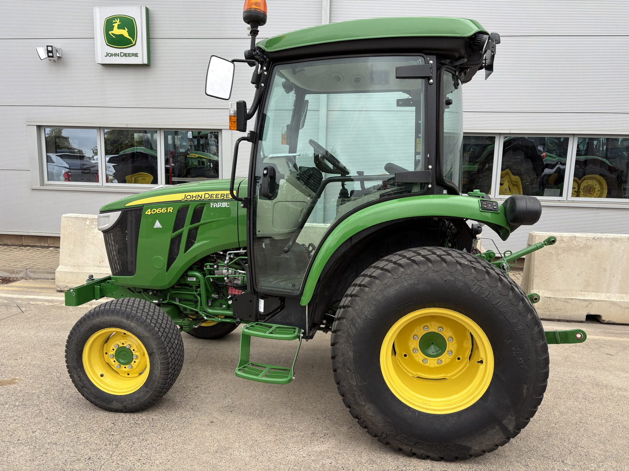 John Deere 4066R Compact Tractor - Mini tractor: afbeelding 1 John Deere 4066R Compact Tractor - Mini tractor: afbeelding 1