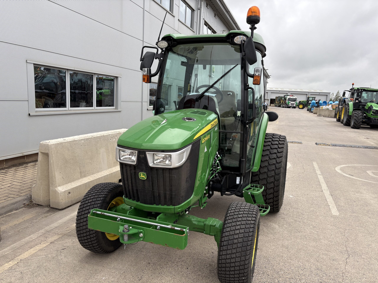 John Deere 4066R Compact Tractor - Mini tractor: afbeelding 2 John Deere 4066R Compact Tractor - Mini tractor: afbeelding 2