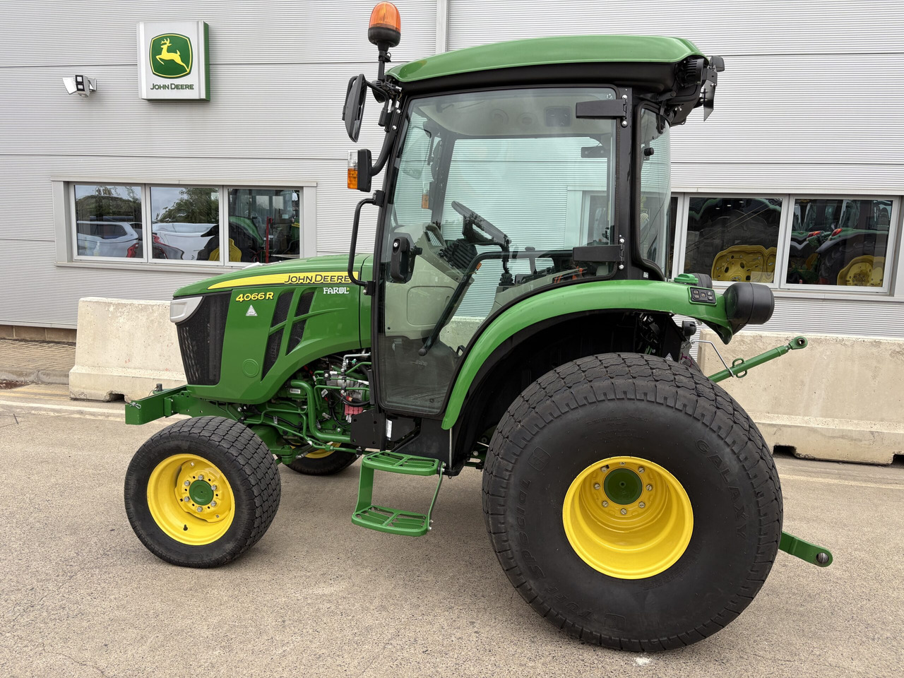 John Deere 4066R Compact Tractor - Mini tractor: afbeelding 1 John Deere 4066R Compact Tractor - Mini tractor: afbeelding 1