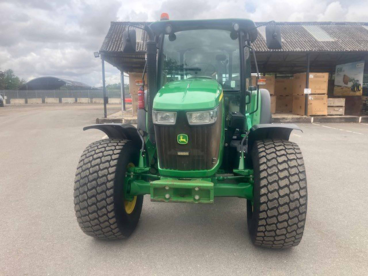John Deere 5085M - Tractor: afbeelding 3 John Deere 5085M - Tractor: afbeelding 3