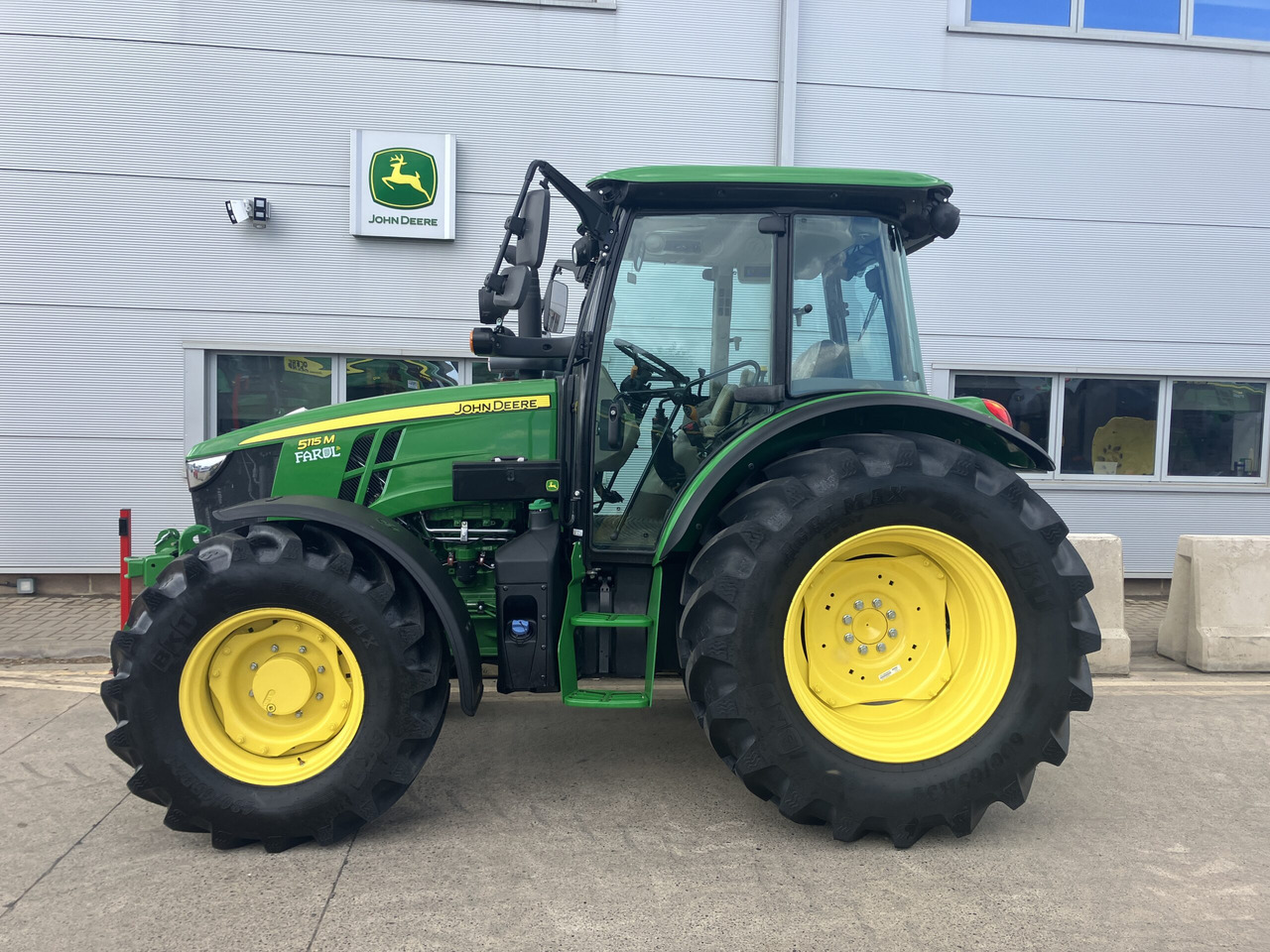 John Deere 5115M - Tractor: afbeelding 2 John Deere 5115M - Tractor: afbeelding 2
