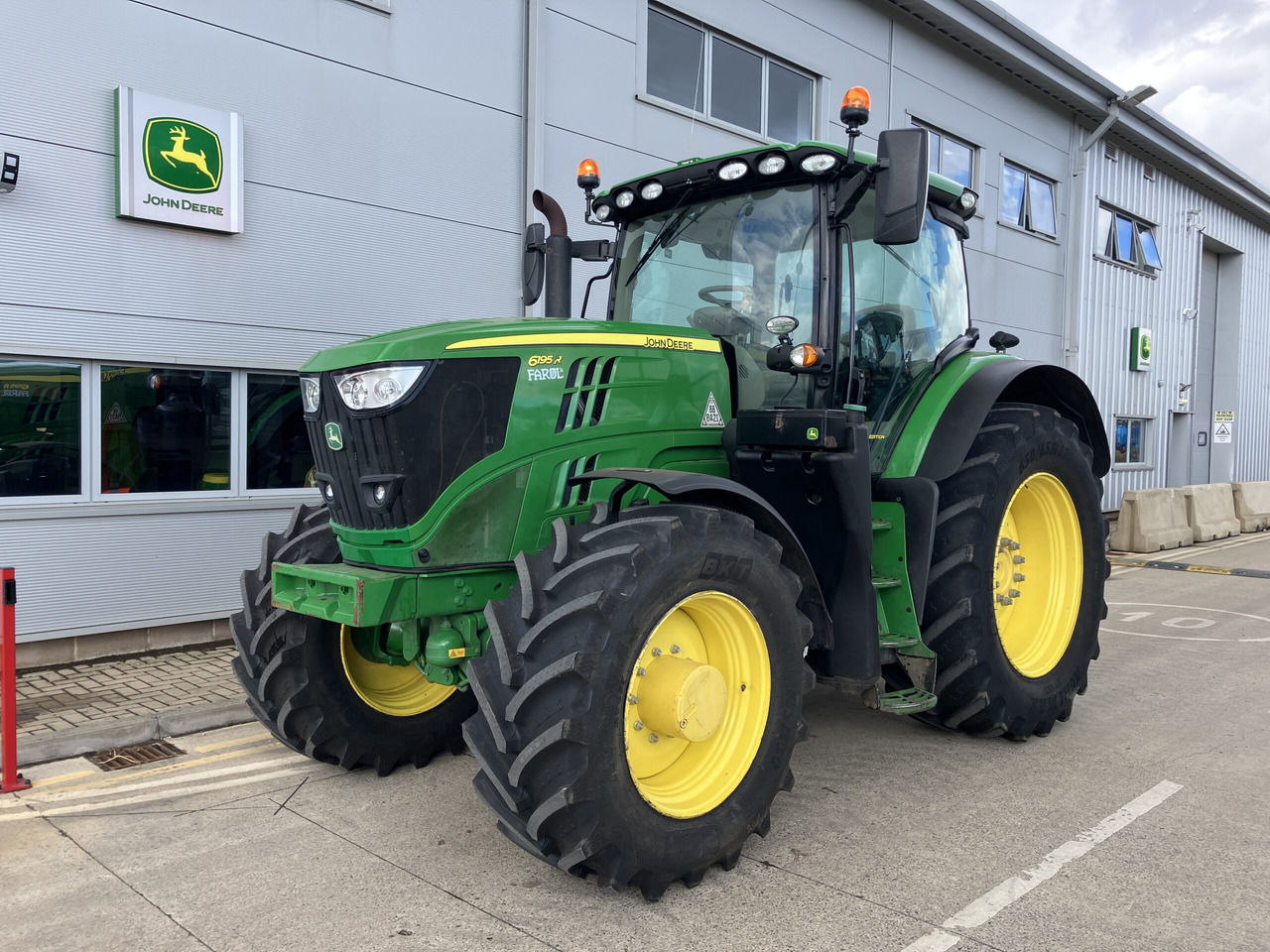John Deere 6195R - Tractor: afbeelding 1 John Deere 6195R - Tractor: afbeelding 1