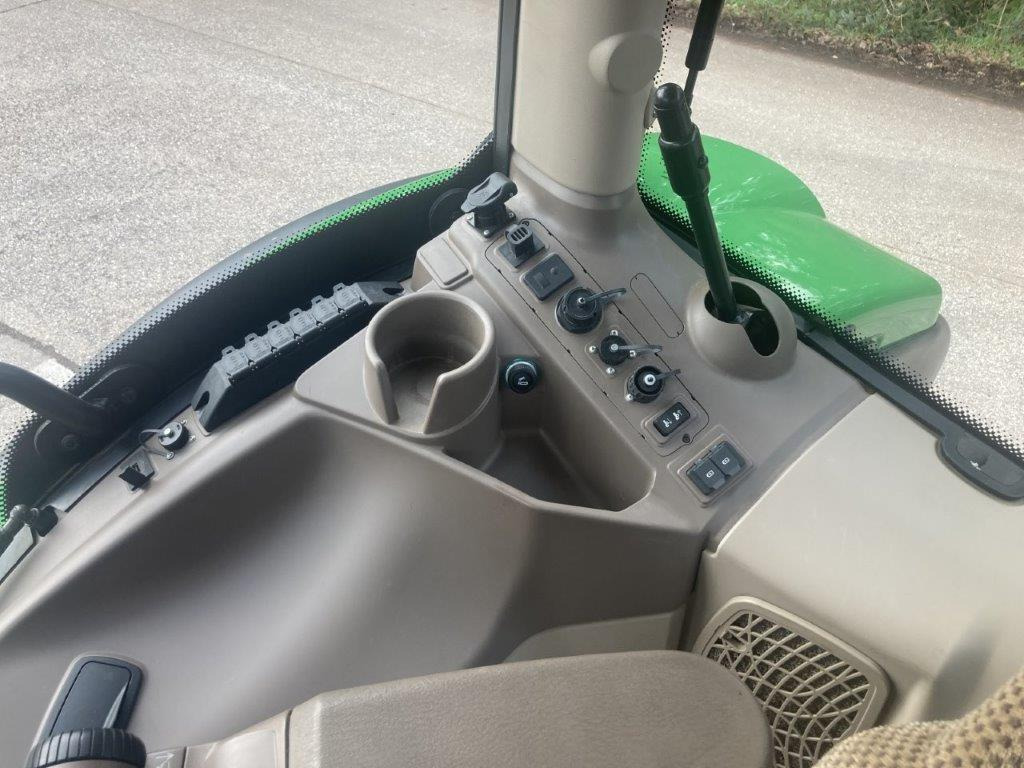 Tractor John Deere 6215R: afbeelding 11