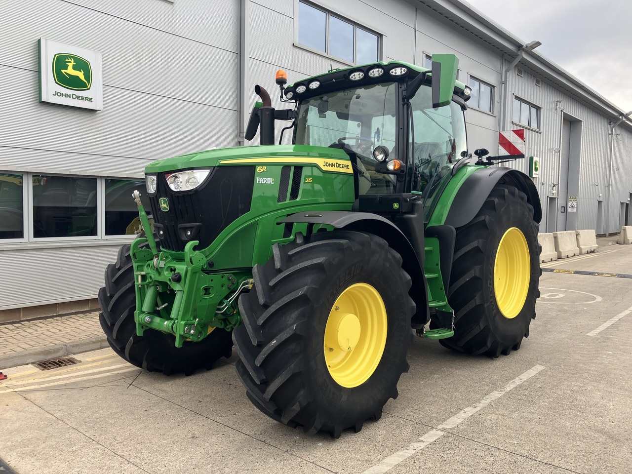 John Deere 6R 215 - Tractor: afbeelding 1 John Deere 6R 215 - Tractor: afbeelding 1