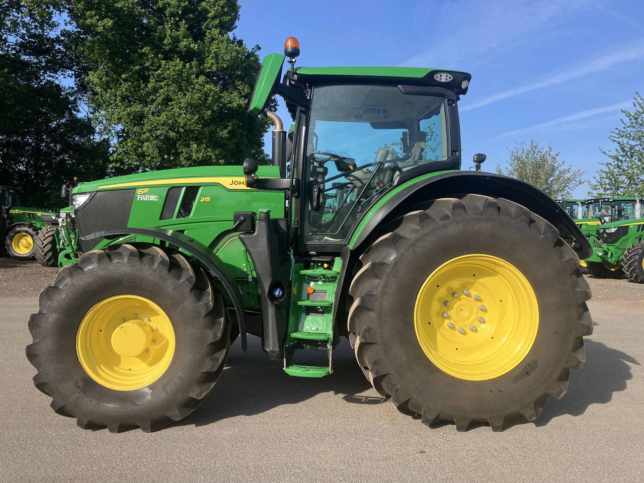 John Deere 6R 215 - Tractor: afbeelding 2 John Deere 6R 215 - Tractor: afbeelding 2