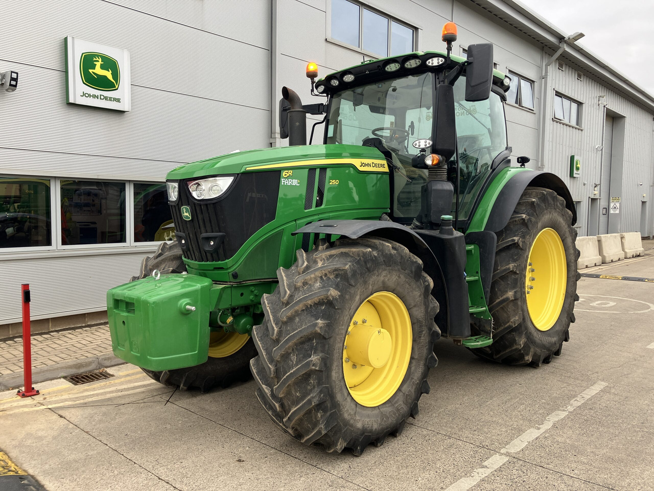 John Deere 6R 250 - Tractor: afbeelding 1 John Deere 6R 250 - Tractor: afbeelding 1