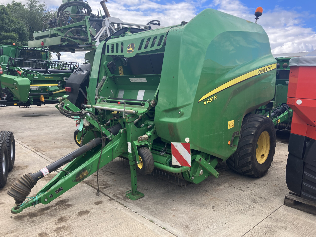 John Deere V451R - Hooi-/ Voedermachine: afbeelding 1 John Deere V451R - Hooi-/ Voedermachine: afbeelding 1
