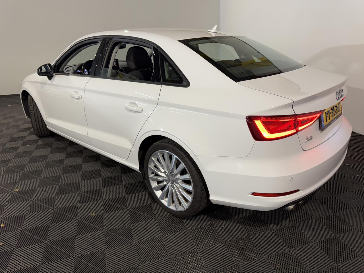 Audi | A3 Limousine | 1.4 TFSI Attraction Pro Line Plus Automaat | 2016 | 256.538 km | PT353Z | Geen oordeel - Sedan: afbeelding 4 Audi | A3 Limousine | 1.4 TFSI Attraction Pro Line Plus Automaat | 2016 | 256.538 km | PT353Z | Geen oordeel - Sedan: afbeelding 4
