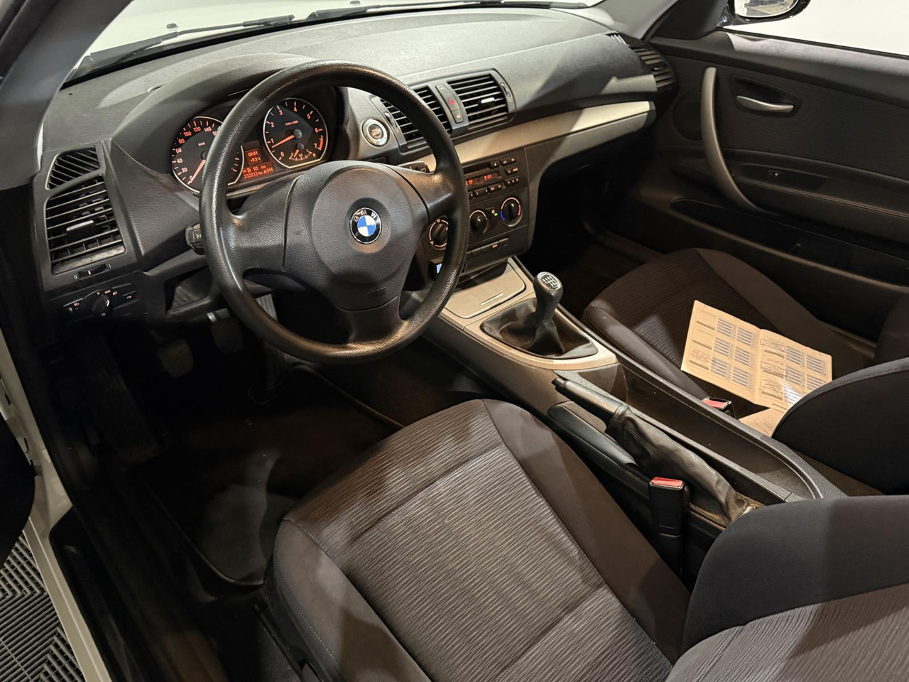 BMW | 1-serie | 116i Introduction | 2007 | 332.014 km | 57XXLG | Logisch - Hatchback: afbeelding 4 BMW | 1-serie | 116i Introduction | 2007 | 332.014 km | 57XXLG | Logisch - Hatchback: afbeelding 4