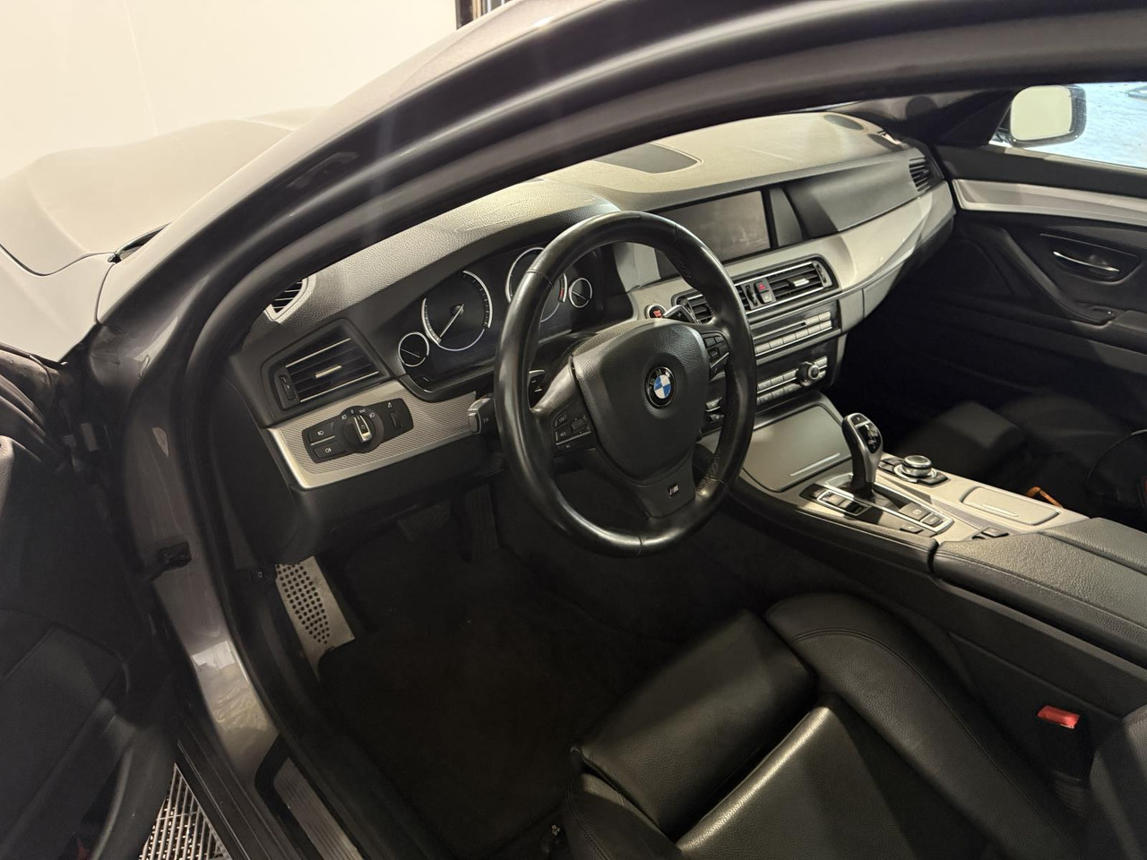 BMW | 5-serie | 520i High Executive | 2013 | 218.545 km | 46ZSF1 | Logisch - Sedan: afbeelding 4 BMW | 5-serie | 520i High Executive | 2013 | 218.545 km | 46ZSF1 | Logisch - Sedan: afbeelding 4