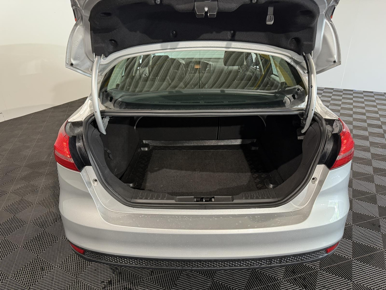 Ford Focus 1.0 Trend Edition 2015 206.005 km T-789-TF - Sedan: afbeelding 5 Ford Focus 1.0 Trend Edition 2015 206.005 km T-789-TF - Sedan: afbeelding 5