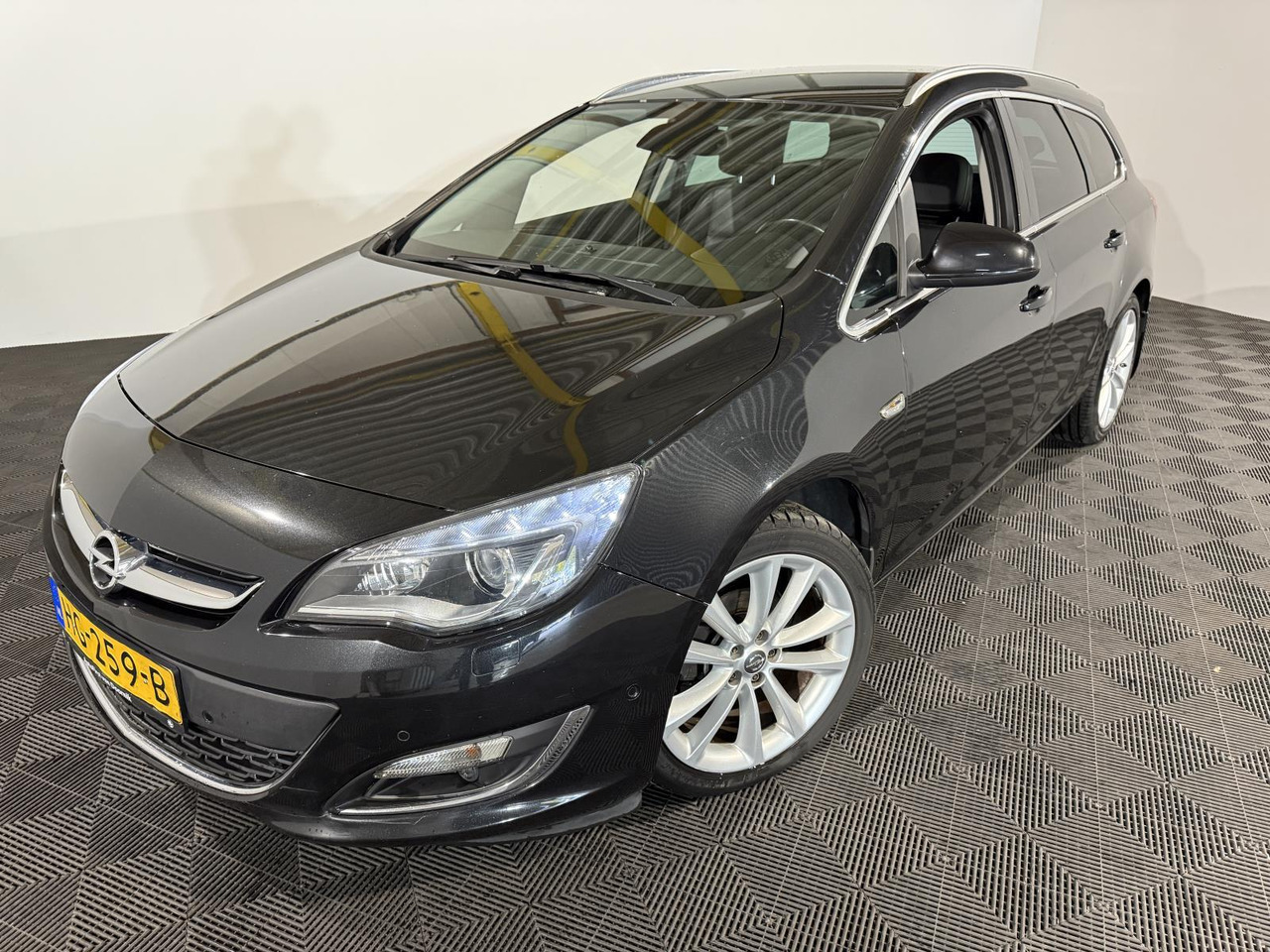 Opel | Astra Sports Tourer | 1.4 Turbo Sport + | 2015 | 218.258 km | HG259B | Logisch - Personenwagen: afbeelding 1 Opel | Astra Sports Tourer | 1.4 Turbo Sport + | 2015 | 218.258 km | HG259B | Logisch - Personenwagen: afbeelding 1