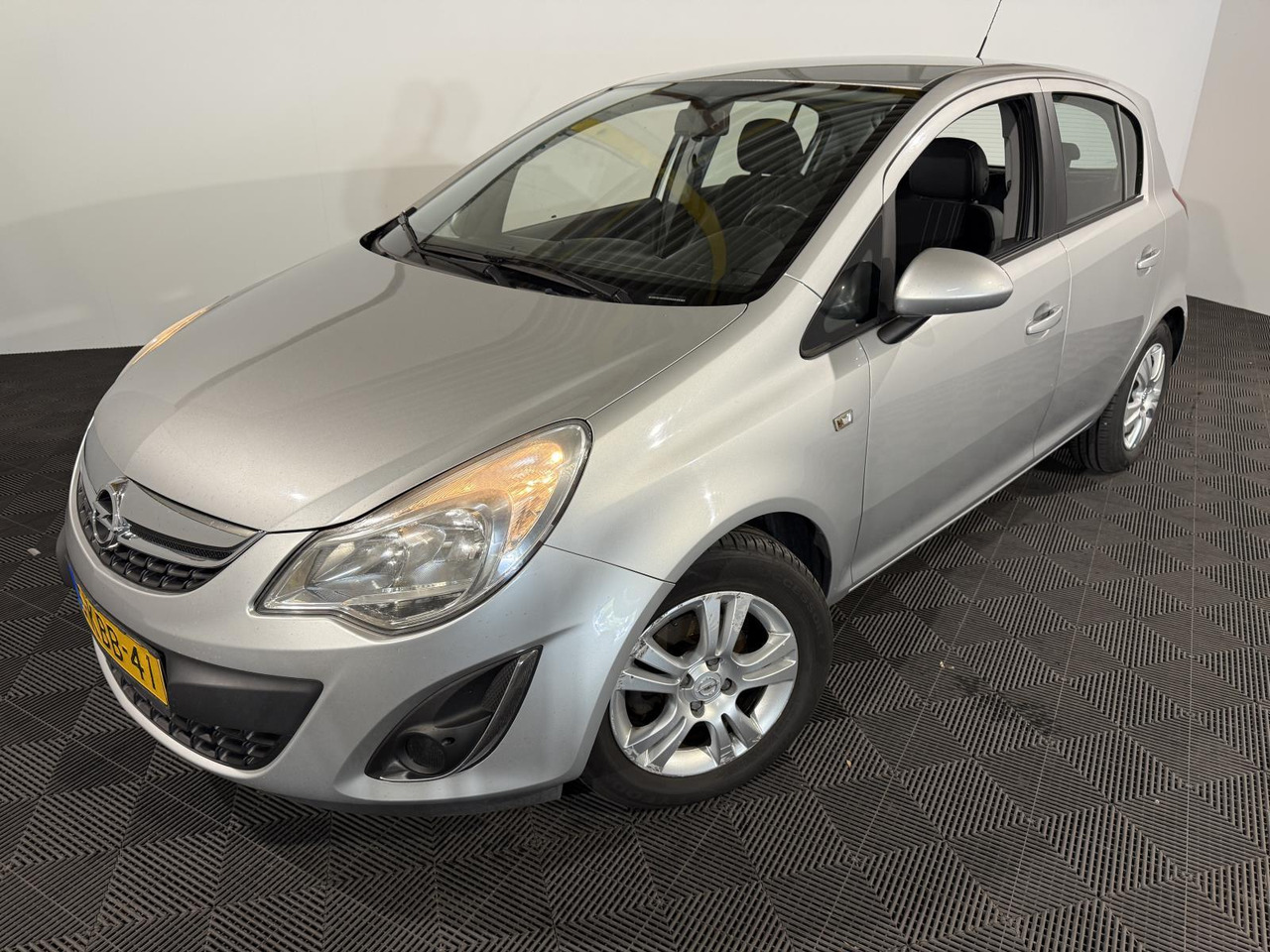 Opel | Corsa | 1.2-16V Rhythm | 2013 | 198.171 km | 5KBB41 | Logisch - Hatchback: afbeelding 1 Opel | Corsa | 1.2-16V Rhythm | 2013 | 198.171 km | 5KBB41 | Logisch - Hatchback: afbeelding 1