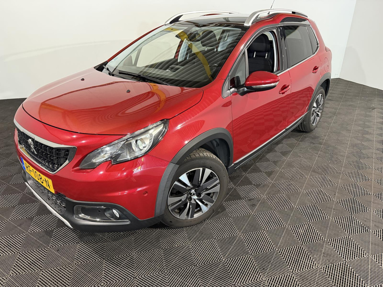 Peugeot 2008 1.2 PureTech Blue Lease Executive RF-108-N 141.645 km - Personenwagen: afbeelding 1 Peugeot 2008 1.2 PureTech Blue Lease Executive RF-108-N 141.645 km - Personenwagen: afbeelding 1