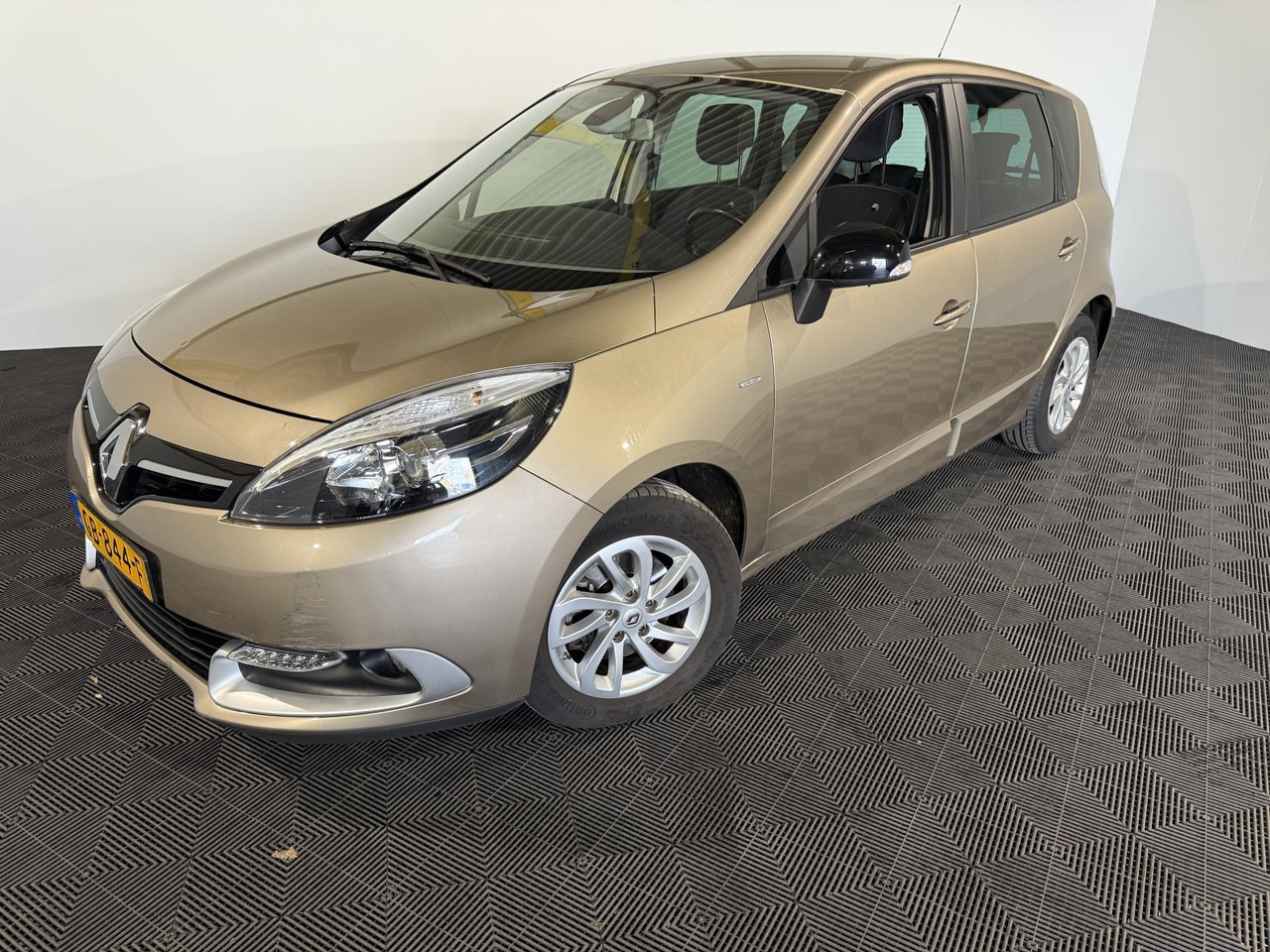 Renault Scénic 1.2 TCe Limited GB-844-F 145.710 km - Personenwagen: afbeelding 1 Renault Scénic 1.2 TCe Limited GB-844-F 145.710 km - Personenwagen: afbeelding 1
