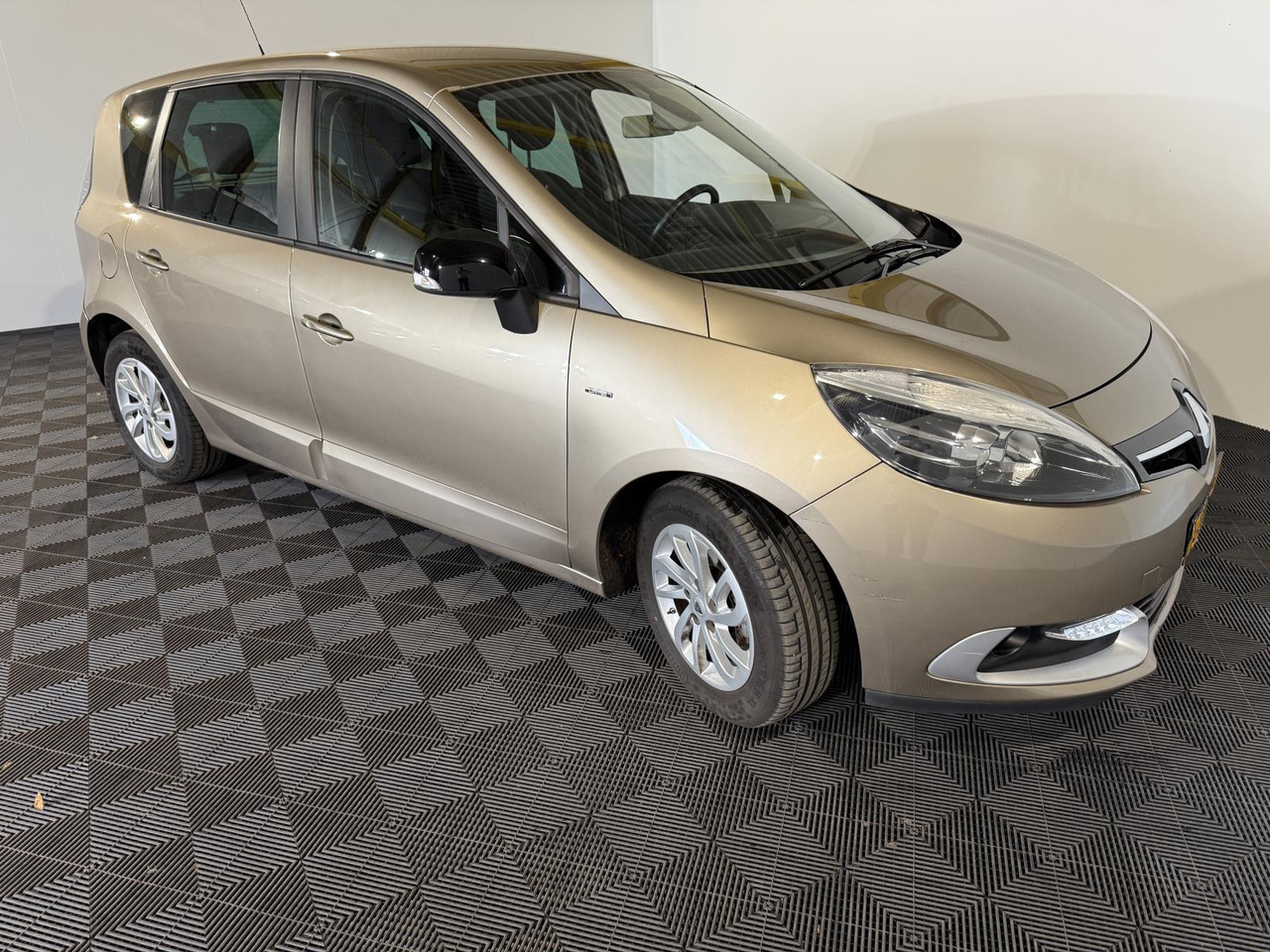 Renault Scénic 1.2 TCe Limited GB-844-F 145.710 km - Personenwagen: afbeelding 5 Renault Scénic 1.2 TCe Limited GB-844-F 145.710 km - Personenwagen: afbeelding 5