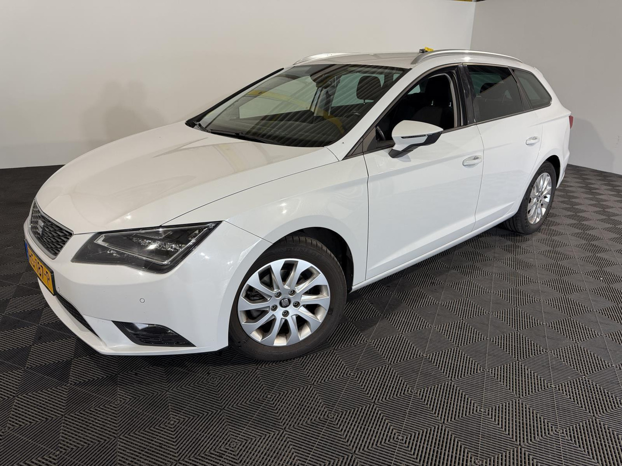 SEAT | Leon ST | 1.6 TDI Style Connect Ecomotive | 2015 | 284.524 km | HS187P | Logisch - Personenwagen: afbeelding 1 SEAT | Leon ST | 1.6 TDI Style Connect Ecomotive | 2015 | 284.524 km | HS187P | Logisch - Personenwagen: afbeelding 1
