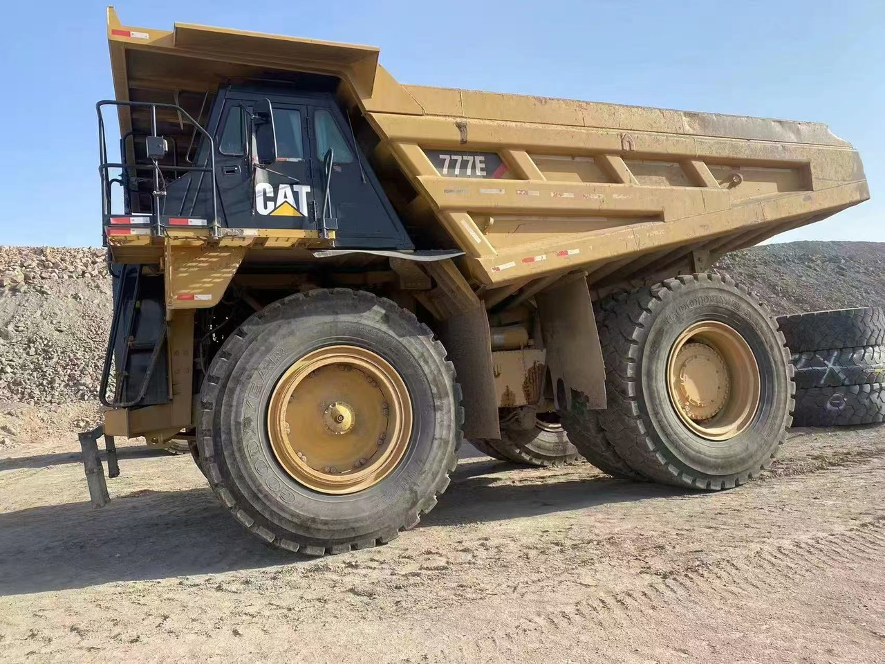 CATPILLAR 777E - Zelfrijdende kiepwagen: afbeelding 1 CATPILLAR 777E - Zelfrijdende kiepwagen: afbeelding 1