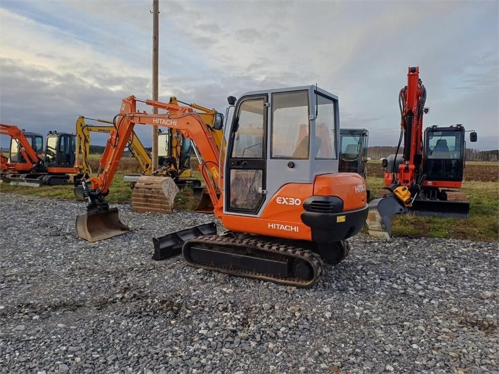 Hitachi EX30 Kallistuvalla liittimellä - Minigraafmachine: afbeelding 3 Hitachi EX30 Kallistuvalla liittimellä - Minigraafmachine: afbeelding 3