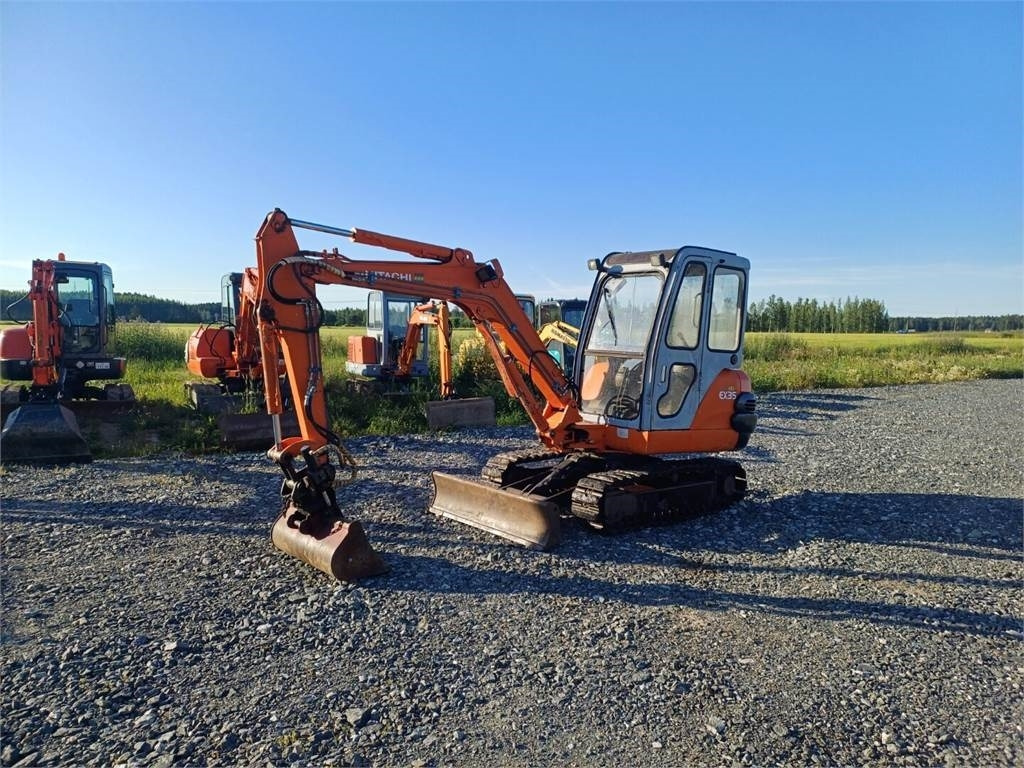 Hitachi EX35 kauhan kallistajalla - Minigraafmachine: afbeelding 1 Hitachi EX35 kauhan kallistajalla - Minigraafmachine: afbeelding 1