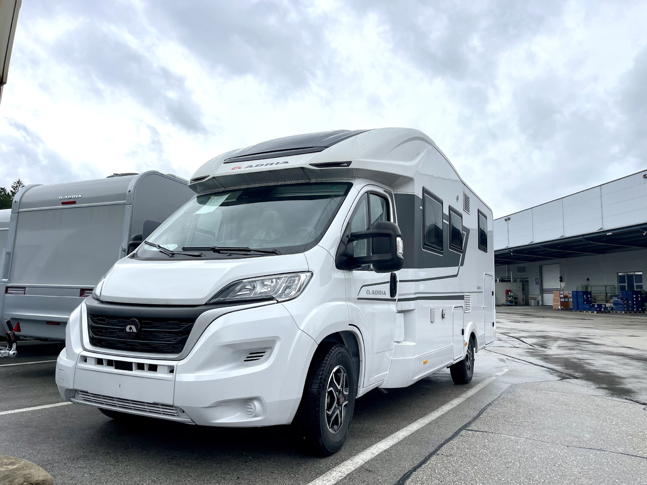 ADRIA Matrix axess 650 SC - Half integraal camper: afbeelding 2 ADRIA Matrix axess 650 SC - Half integraal camper: afbeelding 2