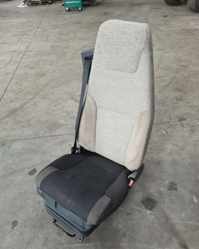 FOTEL PNEUMATYCZNY PRAWY PASAŻERA RENAULT PREMIUM MIDLUM DXI - Zitplaats: afbeelding 1 FOTEL PNEUMATYCZNY PRAWY PASAŻERA RENAULT PREMIUM MIDLUM DXI - Zitplaats: afbeelding 1