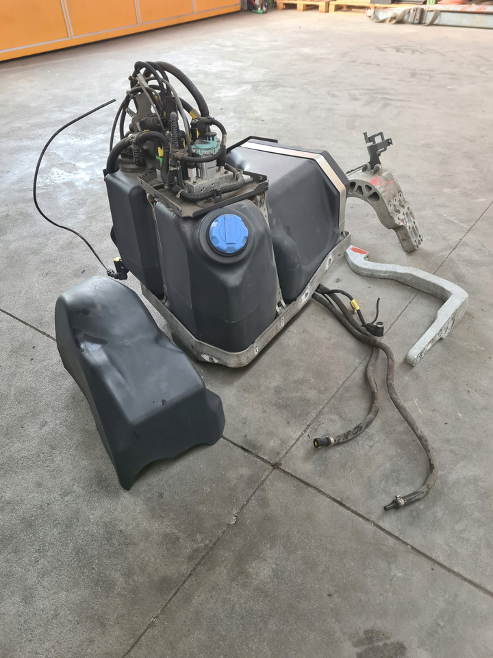 VOLVO ZBIORNIK POMPA WIĄZKA ADBLUE KOMPLET RENAULT GAMA T VOLVO FH 4 FM 4 - AdBlue Tank: afbeelding 1 VOLVO ZBIORNIK POMPA WIĄZKA ADBLUE KOMPLET RENAULT GAMA T VOLVO FH 4 FM 4 - AdBlue Tank: afbeelding 1