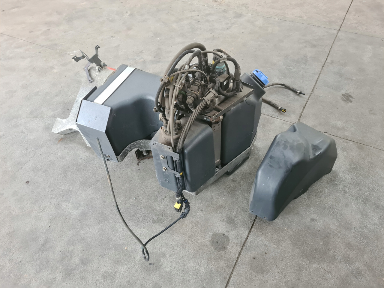 VOLVO ZBIORNIK POMPA WIĄZKA ADBLUE KOMPLET RENAULT GAMA T VOLVO FH 4 FM 4 - AdBlue Tank: afbeelding 4 VOLVO ZBIORNIK POMPA WIĄZKA ADBLUE KOMPLET RENAULT GAMA T VOLVO FH 4 FM 4 - AdBlue Tank: afbeelding 4