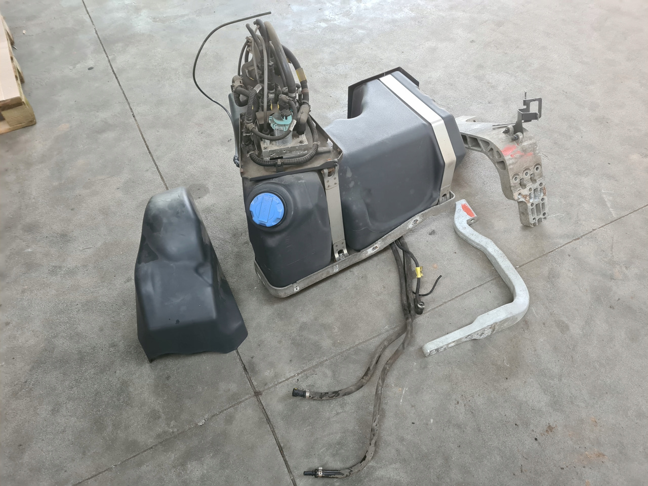 VOLVO ZBIORNIK POMPA WIĄZKA ADBLUE KOMPLET RENAULT GAMA T VOLVO FH 4 FM 4 - AdBlue Tank: afbeelding 3 VOLVO ZBIORNIK POMPA WIĄZKA ADBLUE KOMPLET RENAULT GAMA T VOLVO FH 4 FM 4 - AdBlue Tank: afbeelding 3