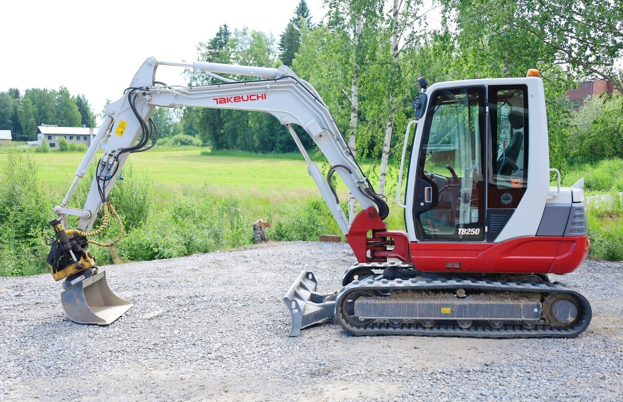Takeuchi TB250 - Minigraafmachine: afbeelding 1 Takeuchi TB250 - Minigraafmachine: afbeelding 1