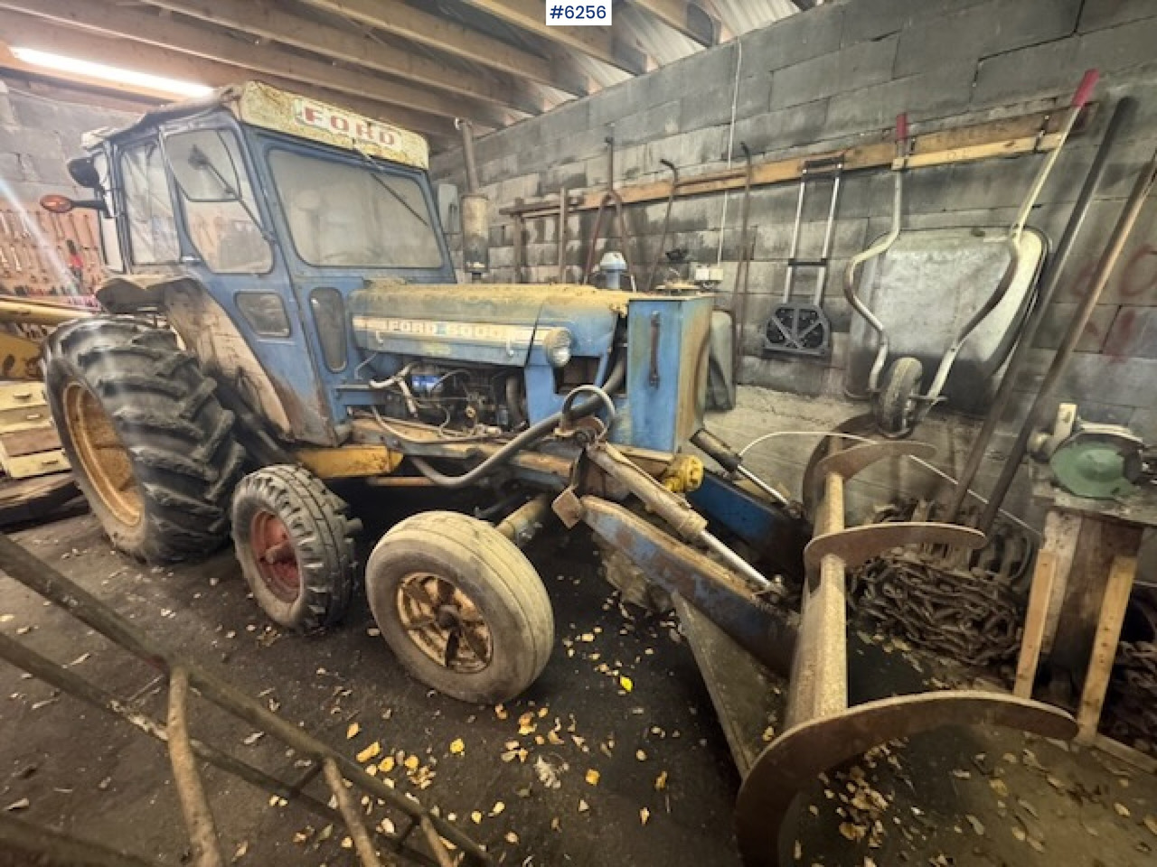 1968 Ford 5000 w/ digger, front cutter and 3 buckets! - Tractor: afbeelding 2 1968 Ford 5000 w/ digger, front cutter and 3 buckets! - Tractor: afbeelding 2