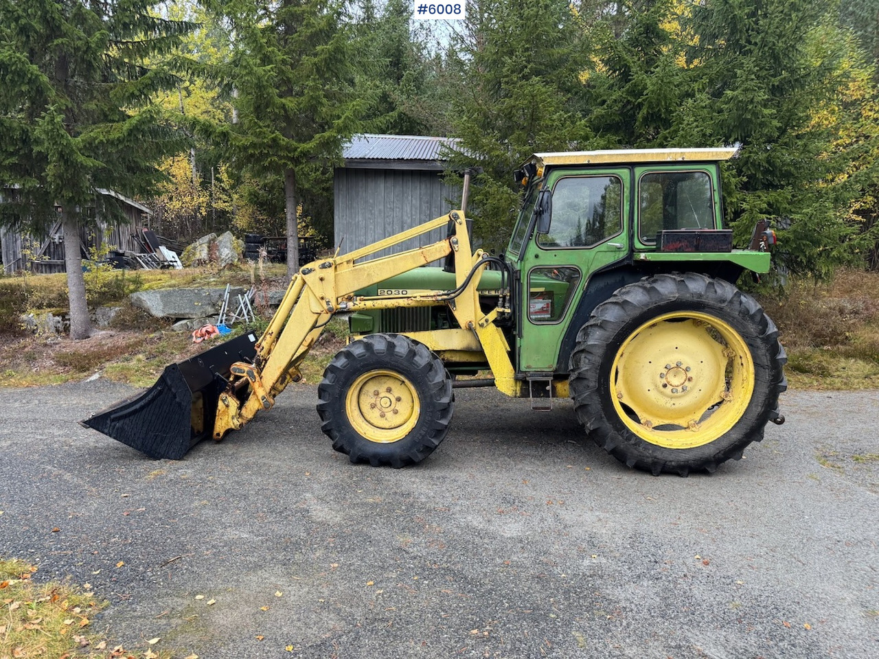 1977 John Deere 2030 w/ front loader, bucket and chains. - Tractor: afbeelding 1 1977 John Deere 2030 w/ front loader, bucket and chains. - Tractor: afbeelding 1