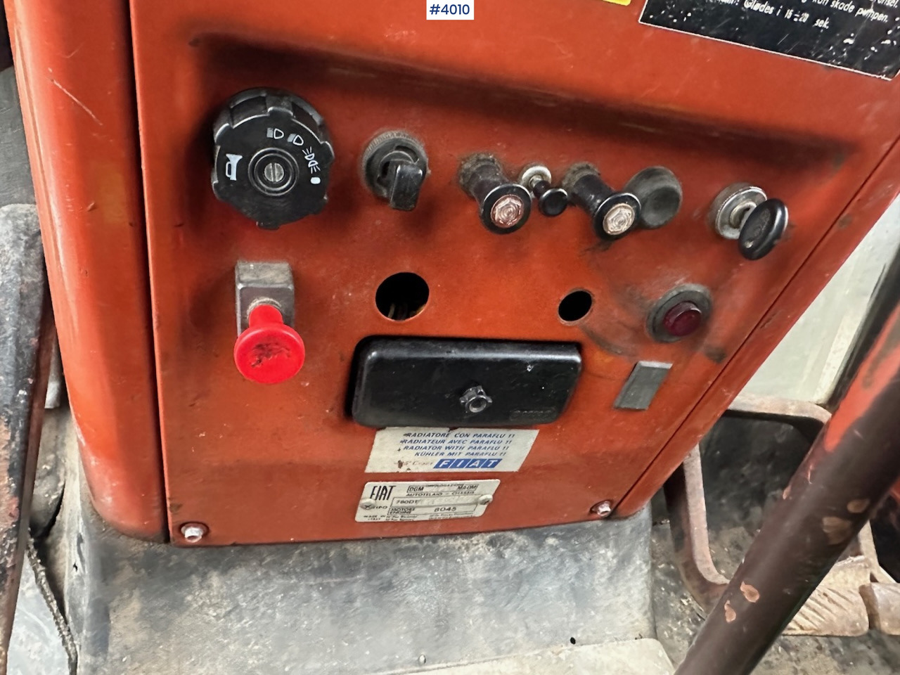 Tractor 1982 Fiat 780 DT w/ front loader, snow shovel, chains, top link, triangle and extra set of twin wheels.: afbeelding 22