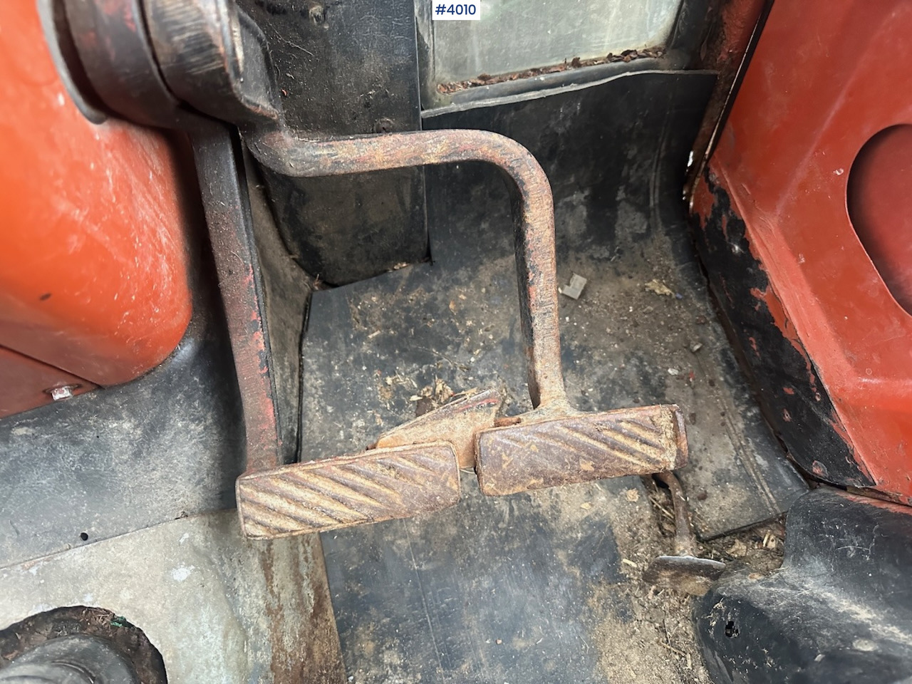 Tractor 1982 Fiat 780 DT w/ front loader, snow shovel, chains, top link, triangle and extra set of twin wheels.: afbeelding 18