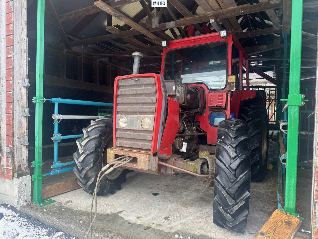 1982 Massey-Ferguson 265 traktor w/ chains, a new radiator is included - Tractor: afbeelding 1 1982 Massey-Ferguson 265 traktor w/ chains, a new radiator is included - Tractor: afbeelding 1