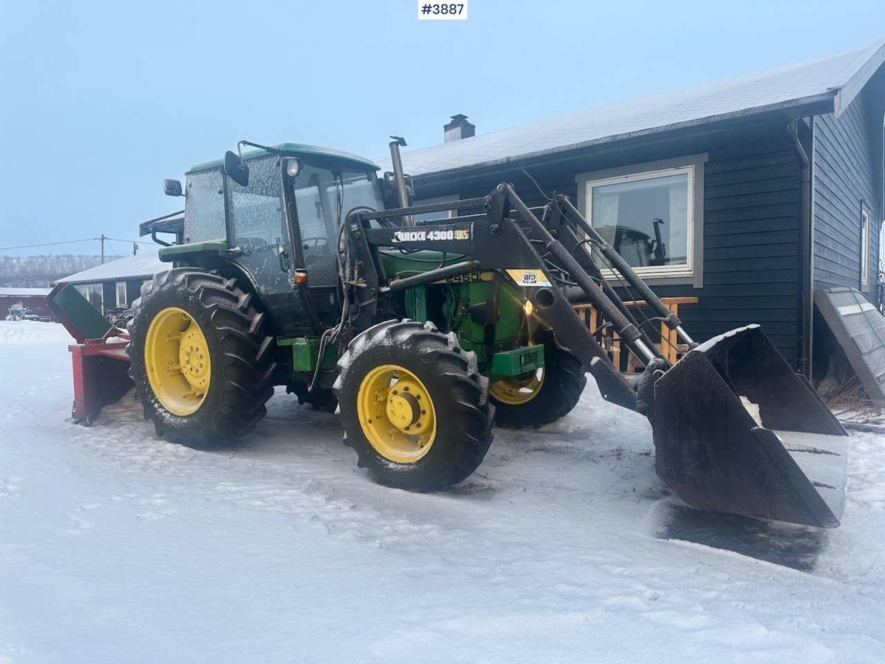 1987 John Deere Power Synchron 2450 4x4 w/ Quicke 4300 front loader, snow blower and gravel bucket. WATCH VIDEO. - Tractor: afbeelding 1 1987 John Deere Power Synchron 2450 4x4 w/ Quicke 4300 front loader, snow blower and gravel bucket. WATCH VIDEO. - Tractor: afbeelding 1