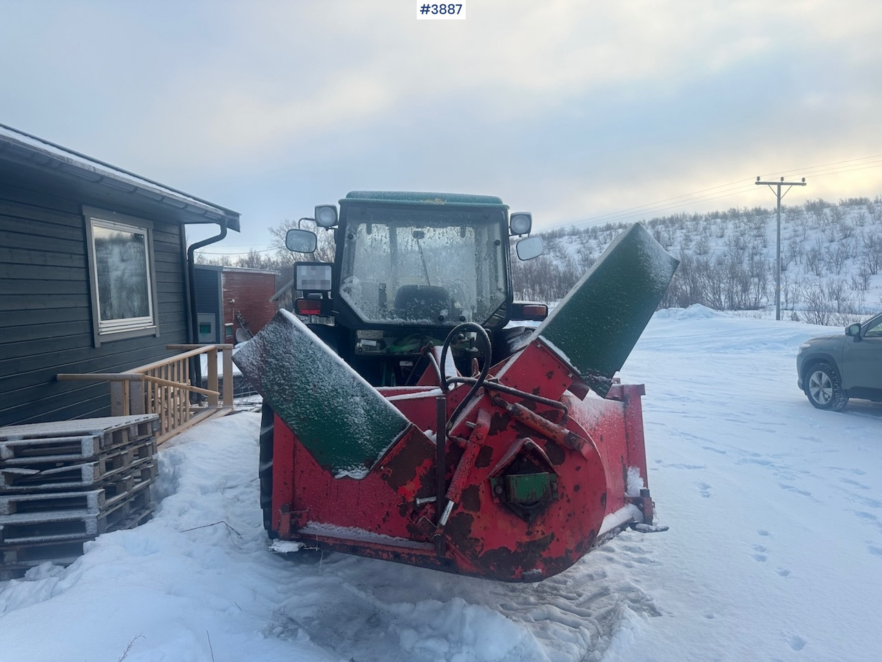 1987 John Deere Power Synchron 2450 4x4 w/ Quicke 4300 front loader, snow blower and gravel bucket. WATCH VIDEO. - Tractor: afbeelding 4 1987 John Deere Power Synchron 2450 4x4 w/ Quicke 4300 front loader, snow blower and gravel bucket. WATCH VIDEO. - Tractor: afbeelding 4