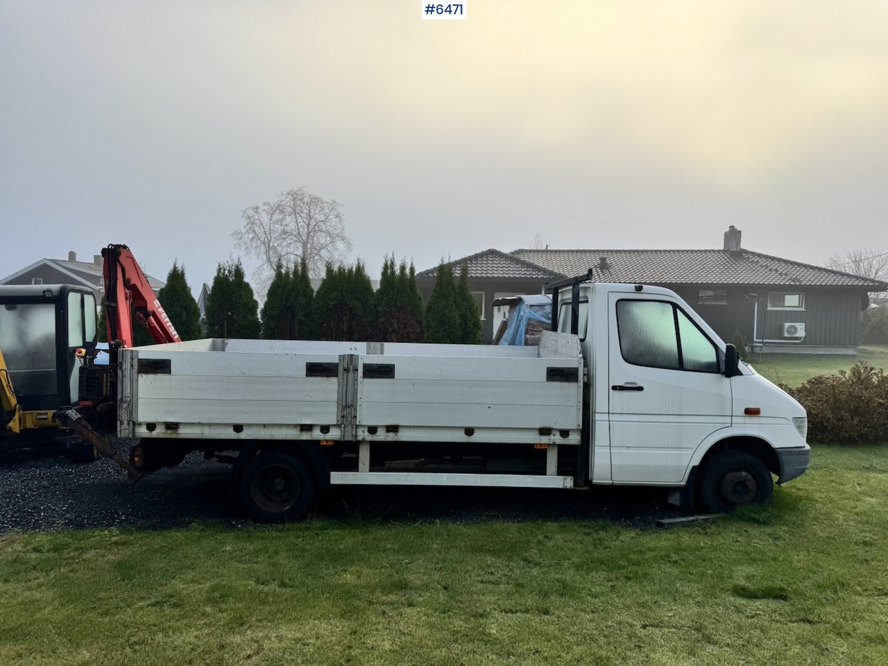 1996 Mercedes 412D Flatbed truck w/ Rear-mounted crane. - Bestelwagen open laadbak: afbeelding 4 1996 Mercedes 412D Flatbed truck w/ Rear-mounted crane. - Bestelwagen open laadbak: afbeelding 4
