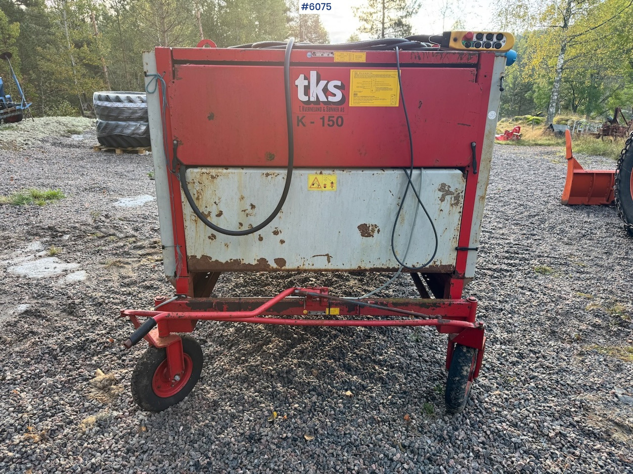 Hooi-/ Voedermachine 2000 TKS K-150 Round bale cutter with wheel drive.: afbeelding 7 Hooi-/ Voedermachine 2000 TKS K-150 Round bale cutter with wheel drive.: afbeelding 7
