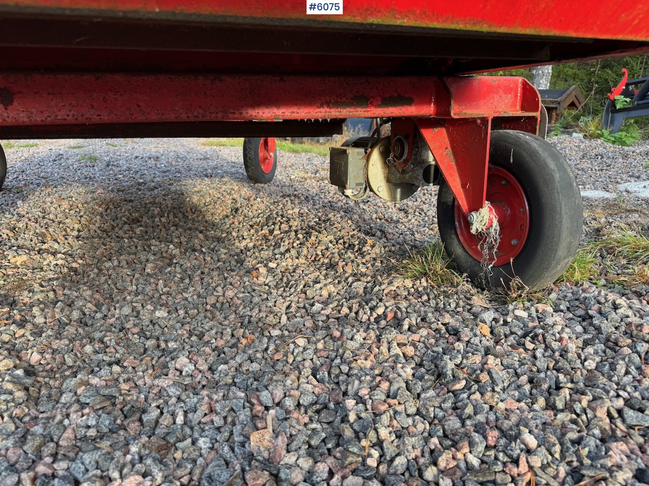 Hooi-/ Voedermachine 2000 TKS K-150 Round bale cutter with wheel drive.: afbeelding 15 Hooi-/ Voedermachine 2000 TKS K-150 Round bale cutter with wheel drive.: afbeelding 15