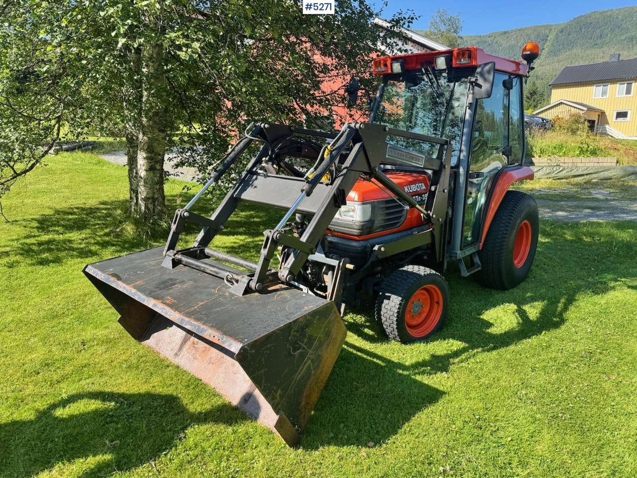 2004 Kubota STA-35 Tractor w/ Bucket. 2100 hours! - Tractor: afbeelding 2 2004 Kubota STA-35 Tractor w/ Bucket. 2100 hours! - Tractor: afbeelding 2
