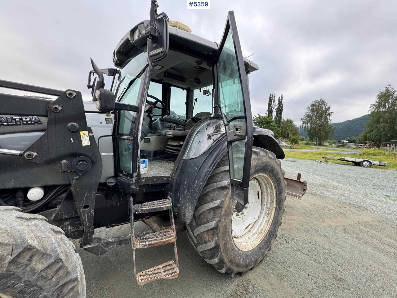 2004 Valtra M120-4 w/ loader and bucket - Tractor: afbeelding 4 2004 Valtra M120-4 w/ loader and bucket - Tractor: afbeelding 4