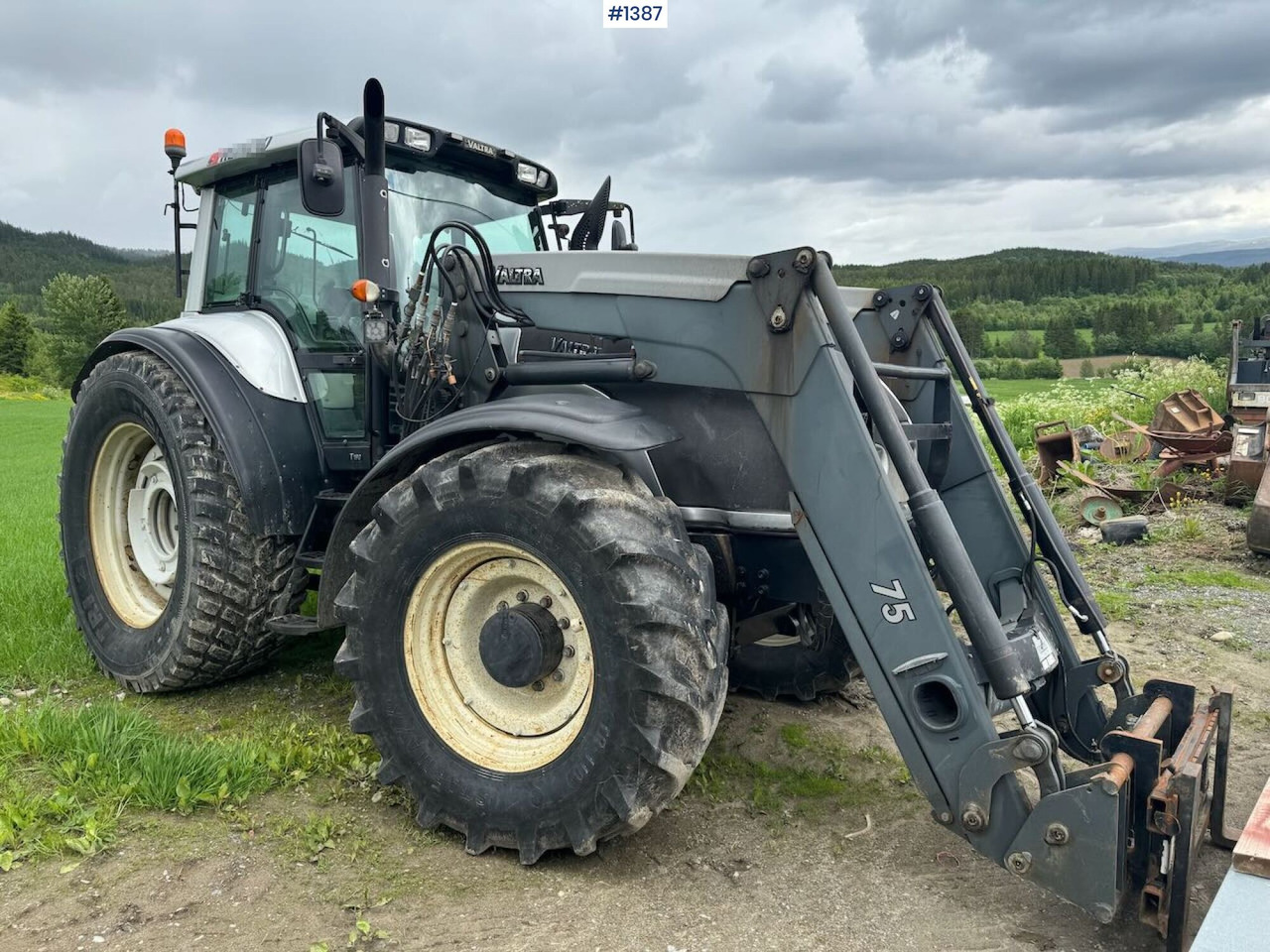 2007 Valtra T190 4x4 Tractor w/ bucket - Tractor: afbeelding 1 2007 Valtra T190 4x4 Tractor w/ bucket - Tractor: afbeelding 1