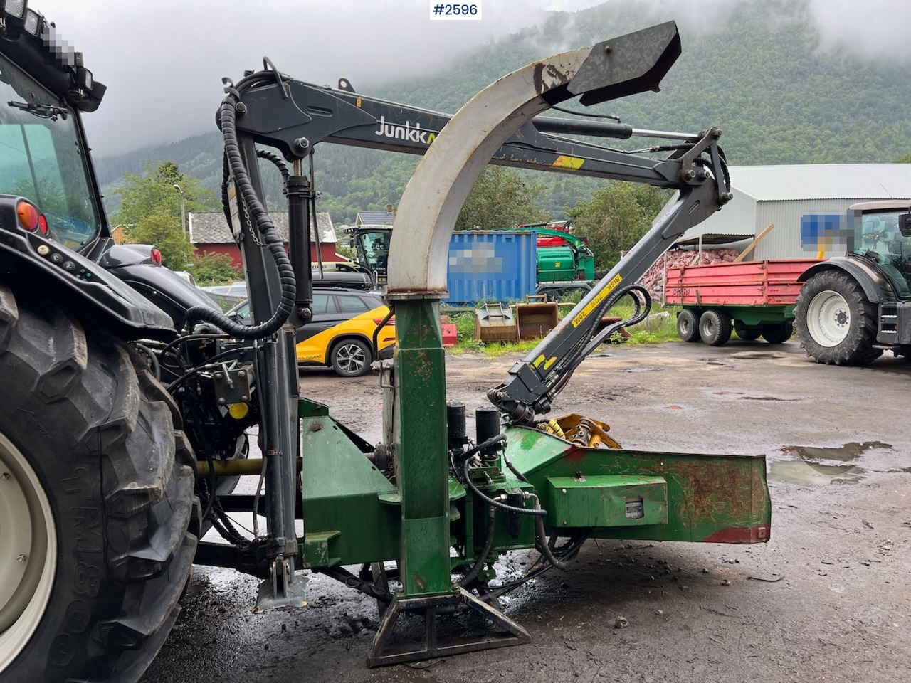 2010 Valtra T182 Versu Tractor w/ 2015 NHS 300E Chipper and 2015 Junkkari P4169 Crane - Tractor: afbeelding 5 2010 Valtra T182 Versu Tractor w/ 2015 NHS 300E Chipper and 2015 Junkkari P4169 Crane - Tractor: afbeelding 5