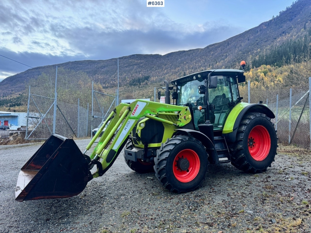2013 Claas Arion 550 w/ Front loader, Bucket, forks and rear cutters. 1110 hours! - Tractor: afbeelding 3 2013 Claas Arion 550 w/ Front loader, Bucket, forks and rear cutters. 1110 hours! - Tractor: afbeelding 3