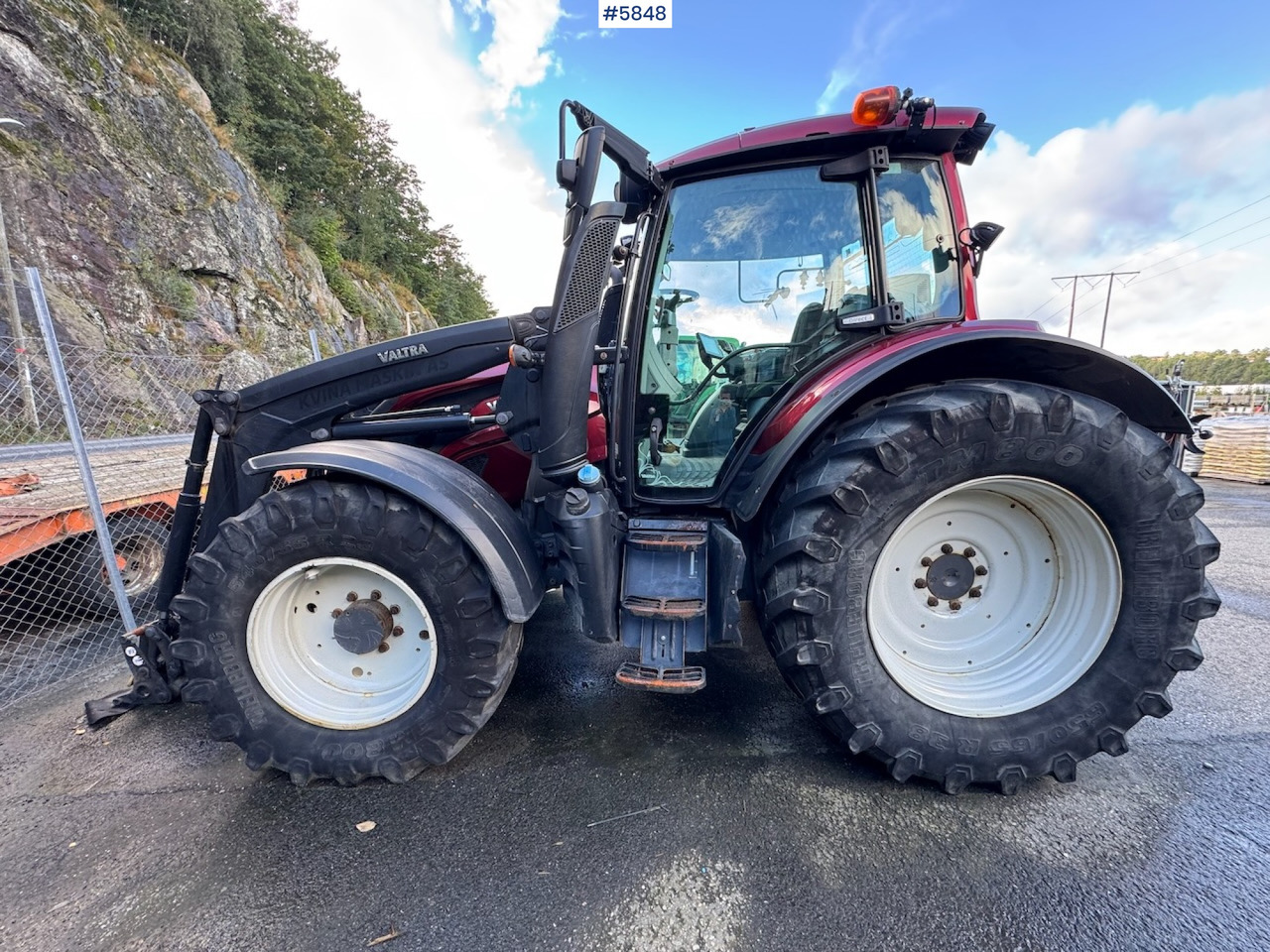 2018 Valtra N174 w/ front loader and plow plate. - Tractor: afbeelding 1 2018 Valtra N174 w/ front loader and plow plate. - Tractor: afbeelding 1