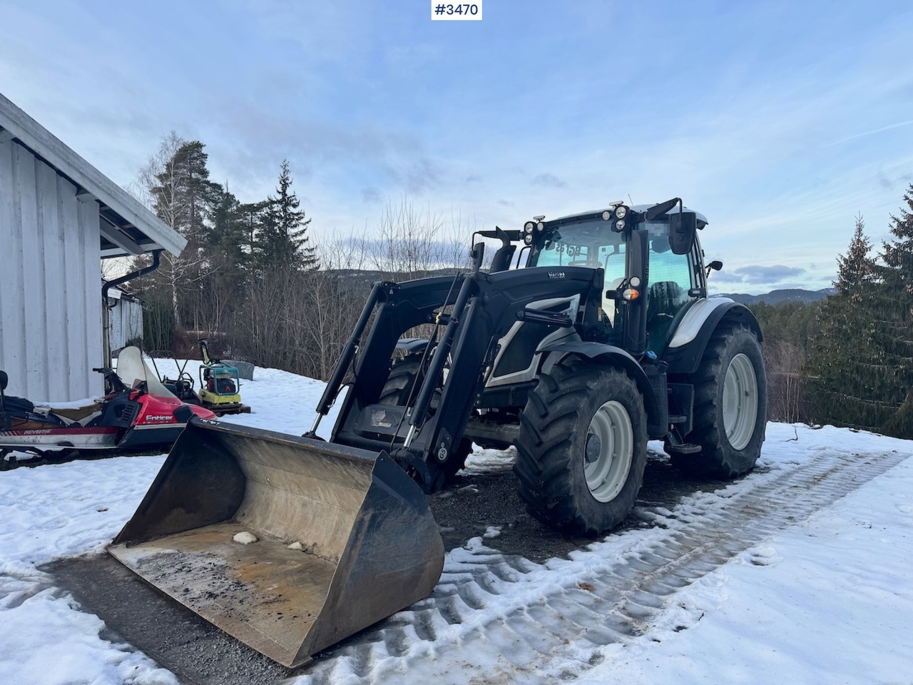 Tractor 2019 Valtra N134 w/ Front loader and bucket. 900 hours!: afbeelding 1
