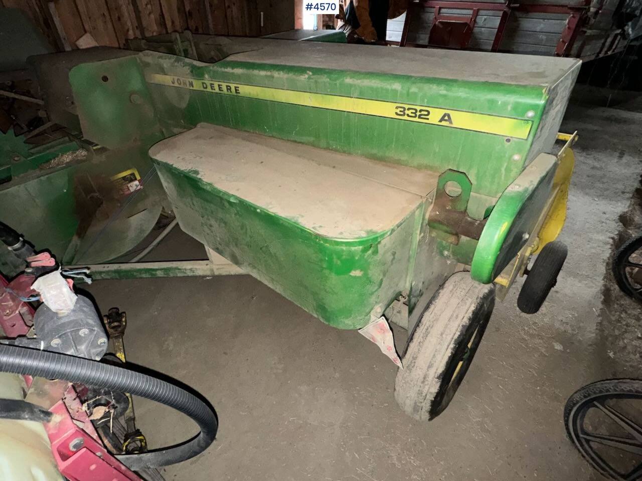 John Deere 332A Square baler - Hooi-/ Voedermachine: afbeelding 1 John Deere 332A Square baler - Hooi-/ Voedermachine: afbeelding 1