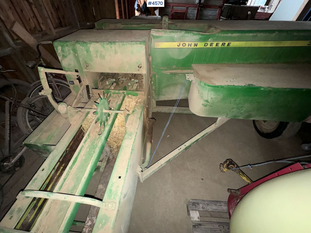 John Deere 332A Square baler - Hooi-/ Voedermachine: afbeelding 2 John Deere 332A Square baler - Hooi-/ Voedermachine: afbeelding 2