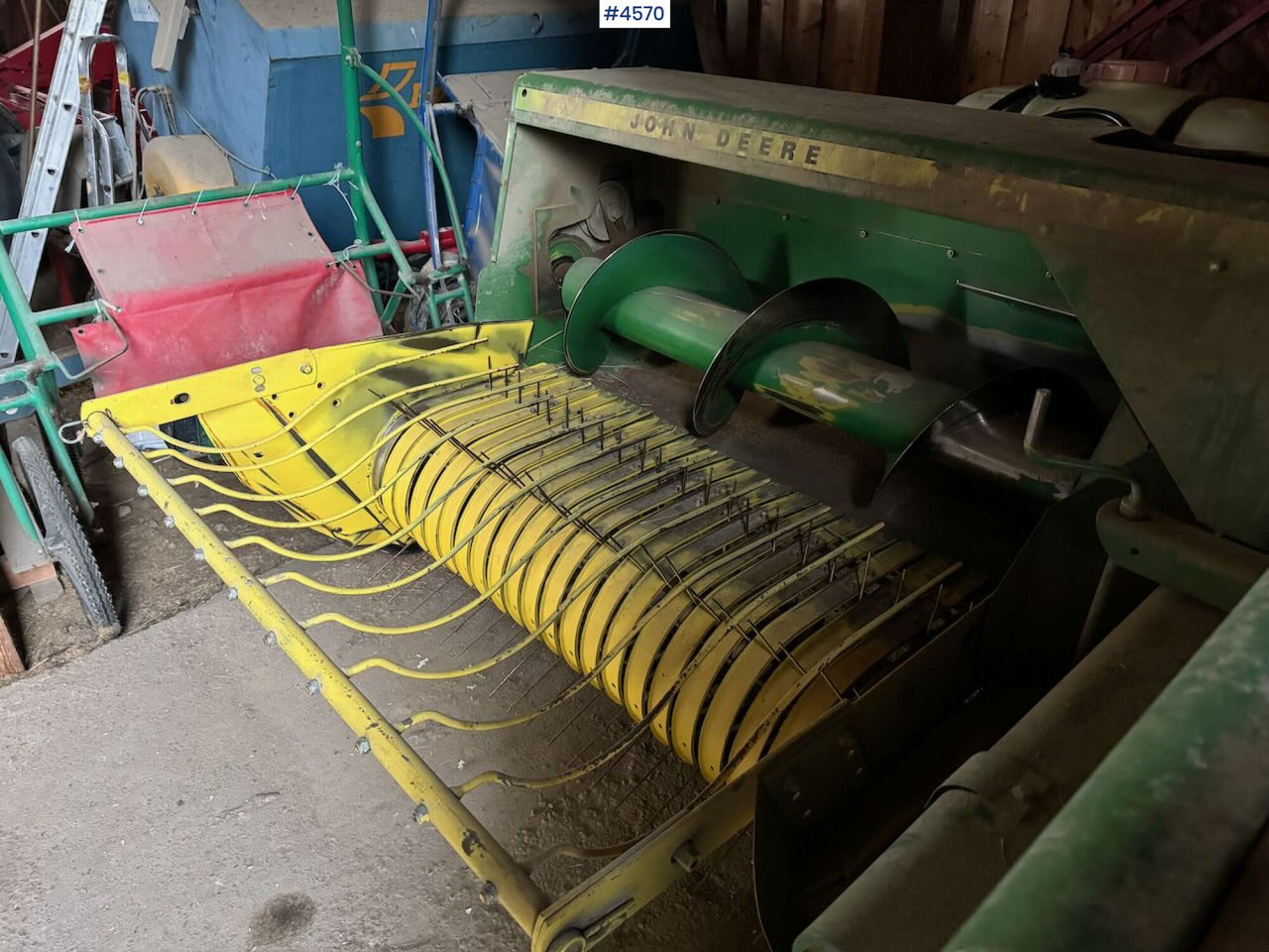 John Deere 332A Square baler - Hooi-/ Voedermachine: afbeelding 3 John Deere 332A Square baler - Hooi-/ Voedermachine: afbeelding 3